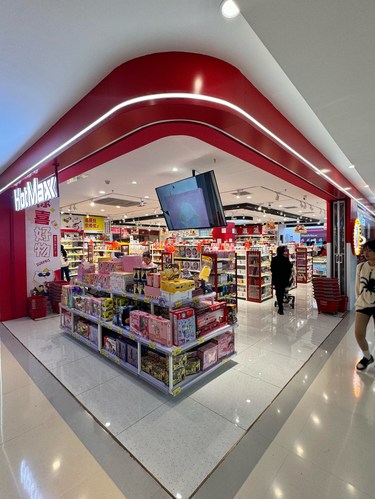 探秘新疆必逛宝藏 超大伴手礼工厂店，一站式购齐特色百货